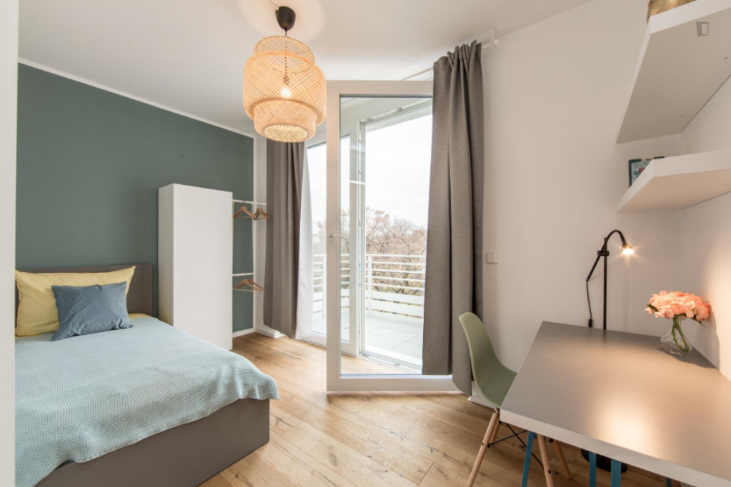 Single bedroom in 4-bedroom apartment