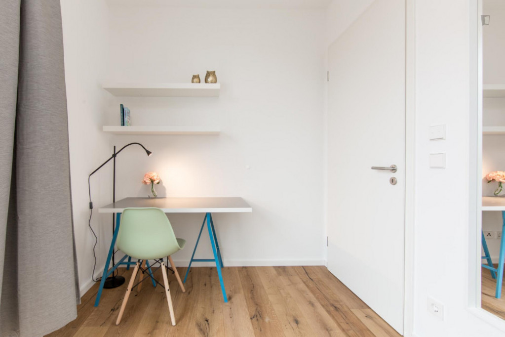 Single bedroom in 4-bedroom apartment