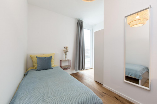 Single bedroom in 4-bedroom apartment