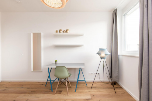 Double bedroom, with balcony, in 4-bedroom apartment