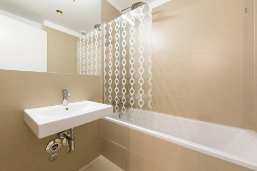Double bedroom, with balcony, in 4-bedroom apartment