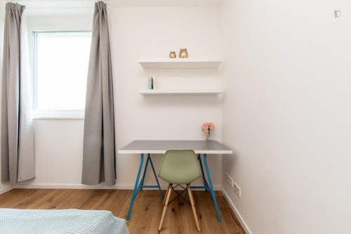 Double bedroom in 4-bedroom apartment