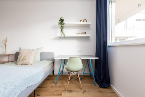 Double bedroom, with balcony, in 4-bedroom apartment