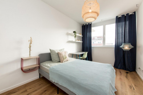 Double bedroom, with balcony, in 4-bedroom apartment