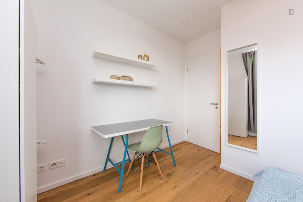 Double bedroom, with balcony, in 5-bedroom apartment