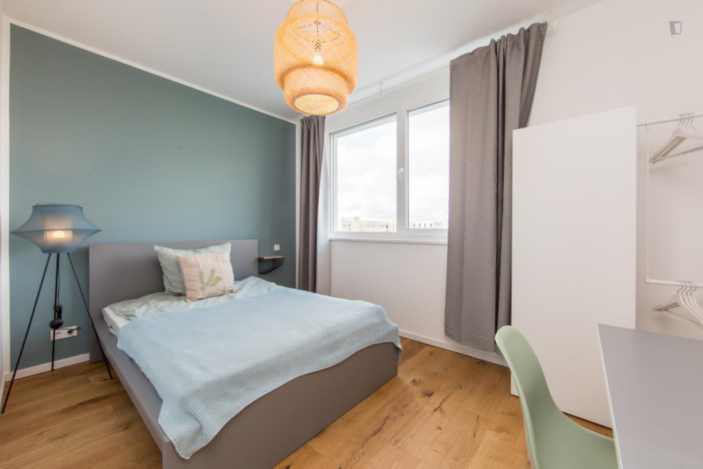 Double bedroom, with balcony, in 5-bedroom apartment