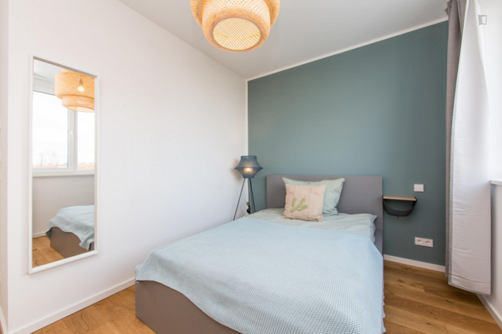 Double bedroom, with balcony, in 5-bedroom apartment