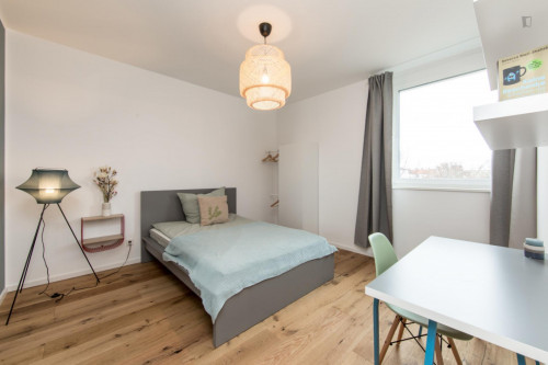 Double bedroom in 4-bedroom apartment