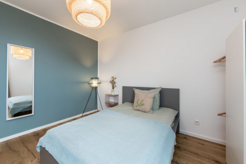 Double bedroom in 4-bedroom apartment