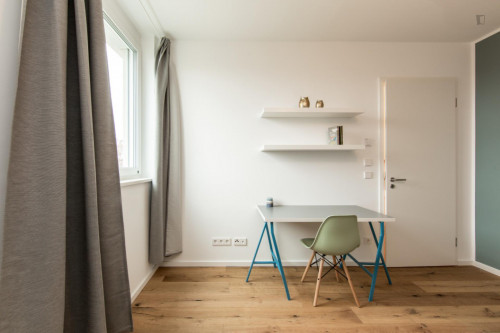 Double bedroom in 4-bedroom apartment