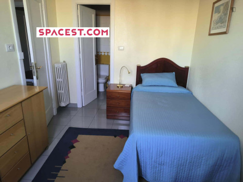 Room in Rúa de Alfonso XIII, Vigo for 240 m² with 6 bedrooms