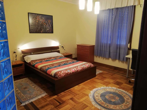 Room in Rúa de Alfonso XIII, Vigo for 240 m² with 6 bedrooms