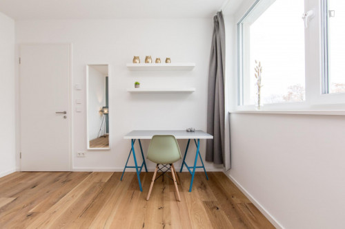 Double bedroom in 4-bedroom apartment