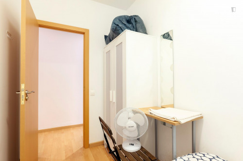 Modern single bedroom in Sants