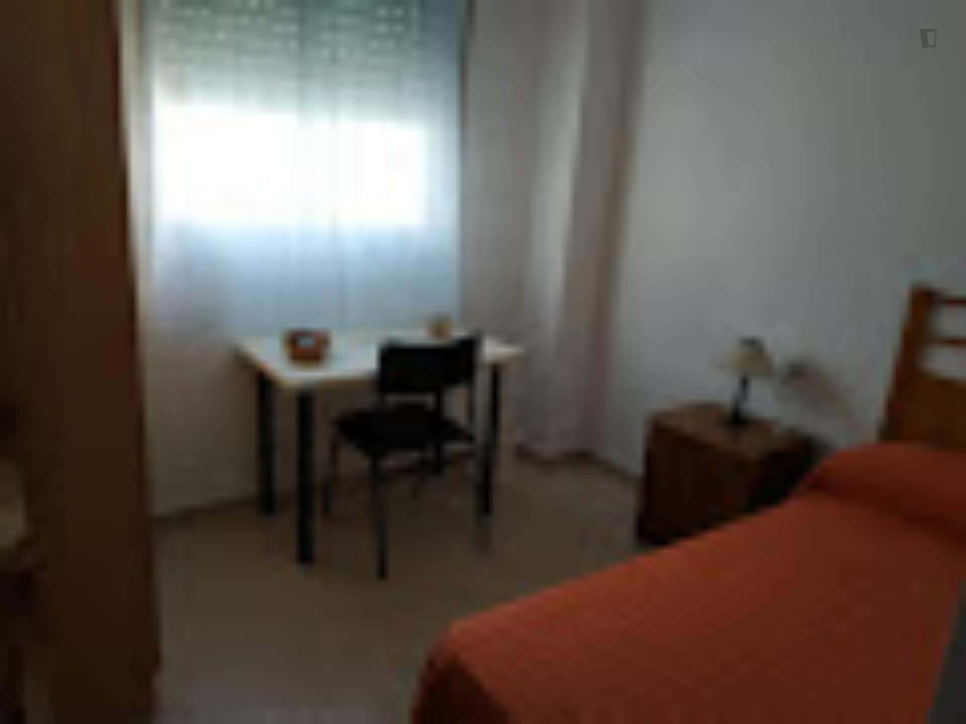 Room In Avenida Costa De La Luz, Huelva For 95 M² With 4 Bedrooms - 2