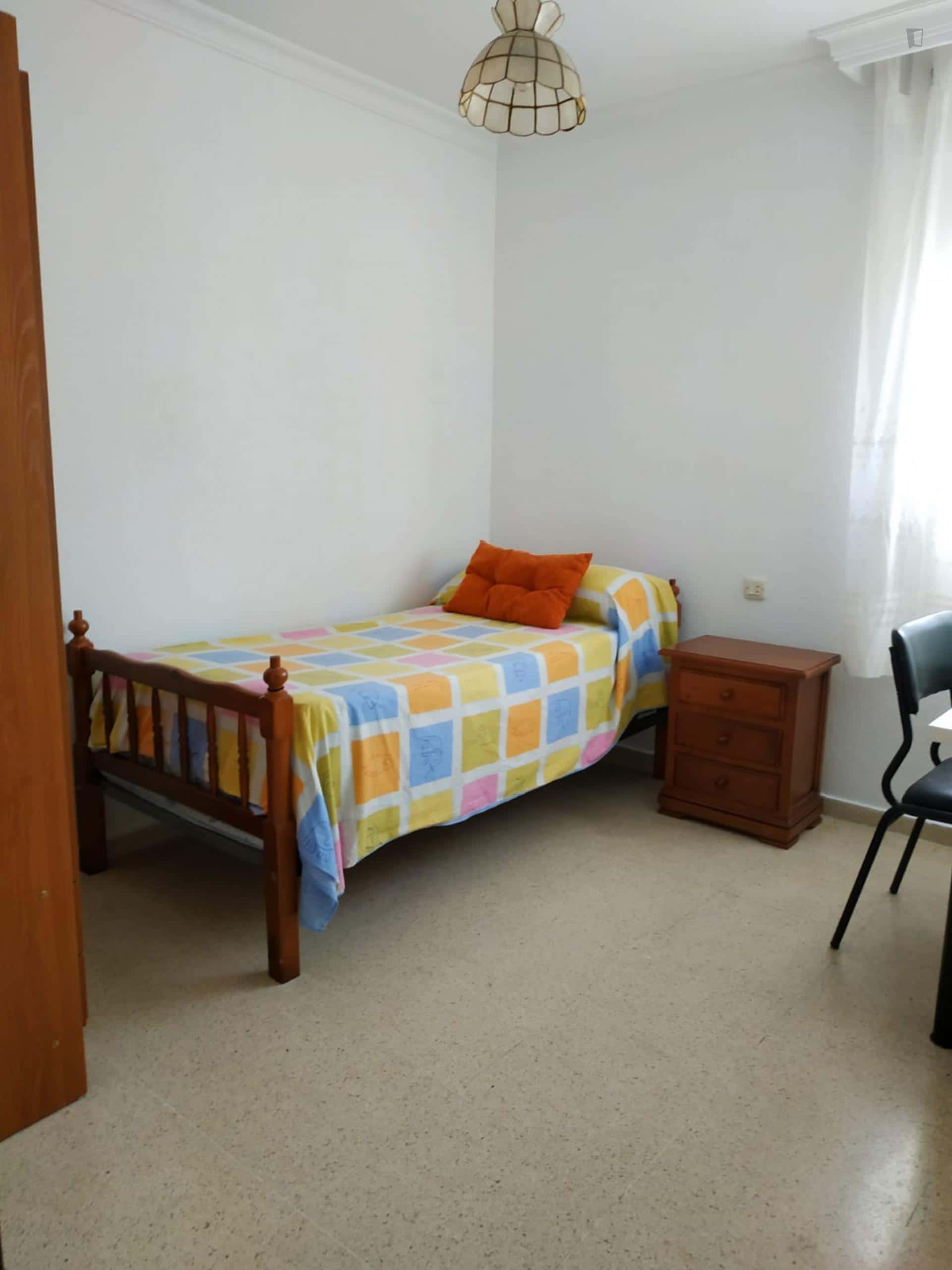 Room In Avenida Costa De La Luz, Huelva For 95 M² With 4 Bedrooms - 2