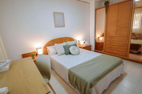 Room in Carrer del Riu Ebre, Lleida for 110 m² with 4 bedrooms