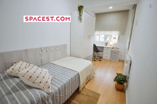 Room in Passatge Ramon y Cajal, Lleida for 110 m² with 5 bedrooms
