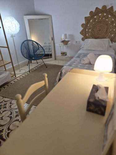 Room in Calle Romero Barros, Córdoba with 5 bedrooms