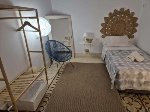 Room in Calle Romero Barros, Córdoba with 5 bedrooms