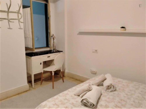 Room in Calle Romero Barros, Córdoba with 5 bedrooms - Gallery - 8
