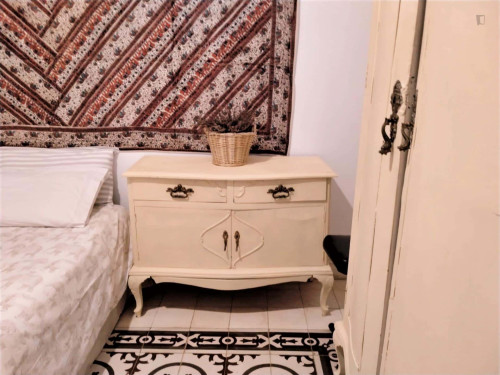Room in Calle Romero Barros, Córdoba with 5 bedrooms