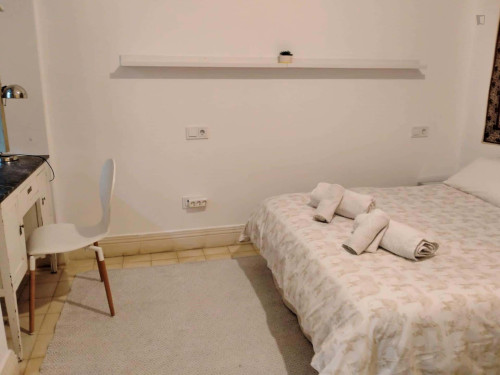 Room in Calle Romero Barros, Córdoba with 5 bedrooms