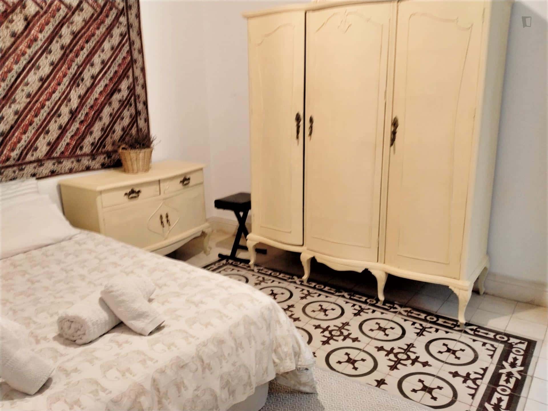 Room In Calle Romero Barros, Córdoba With 5 Bedrooms - 2