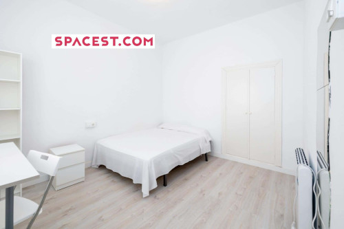 Room in Calle Santa Clotilde, Granada for 160 m² with 5 bedrooms