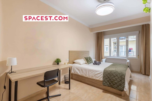 Room in Calle Sol, Granada for 150 m² with 6 bedrooms