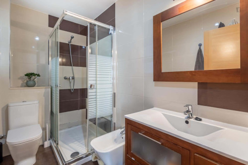 Room in Calle Sol, Granada for 150 m² with 6 bedrooms