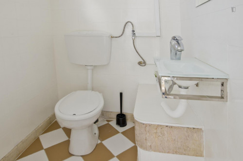 Twin bedroom with balcony in student apartment near Areeiro metro station - Gallery - 11