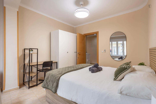 Room in Calle Sol, Granada for 150 m² with 6 bedrooms