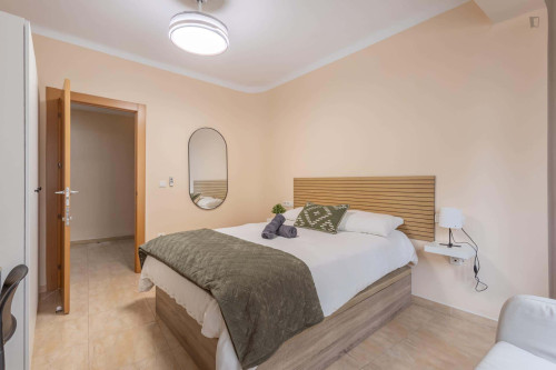 Room in Calle Sol, Granada for 150 m² with 6 bedrooms
