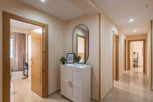 Room in Calle Sol, Granada for 150 m² with 6 bedrooms