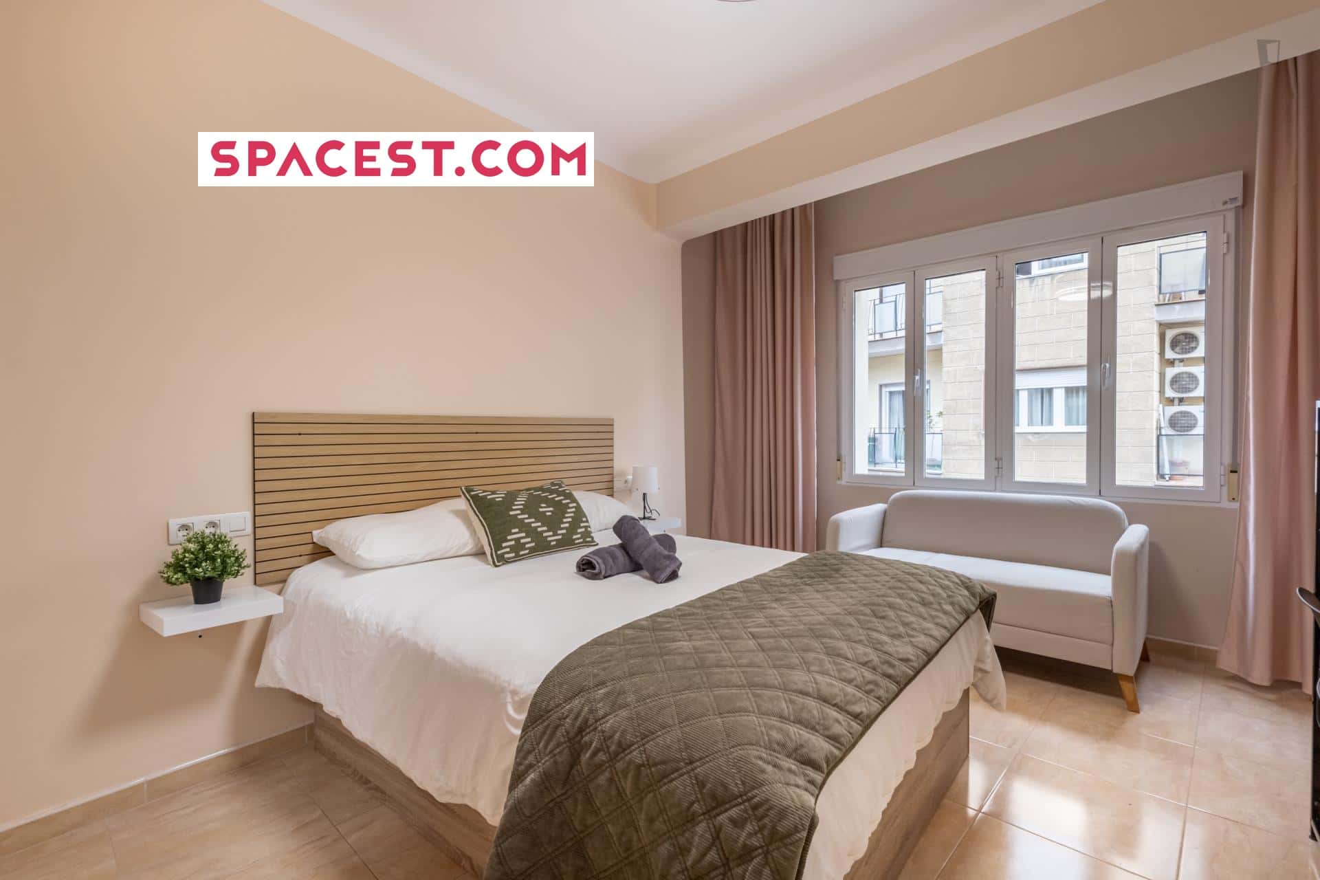 Room In Calle Sol, Granada For 150 M² With 6 Bedrooms - 1