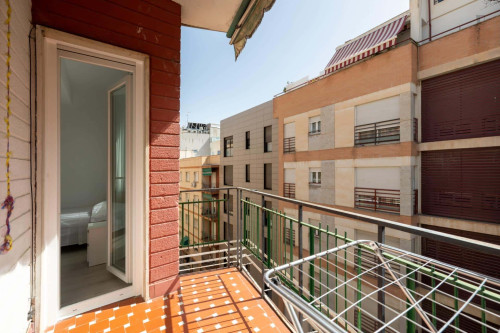 Room in Calle Santa Clotilde, Granada for 160 m² with 5 bedrooms