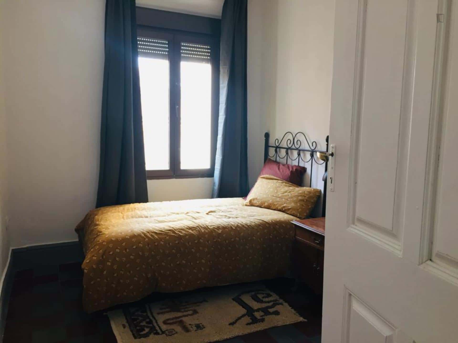 Room In Cuesta Molinos, Granada With 3 Bedrooms - 2