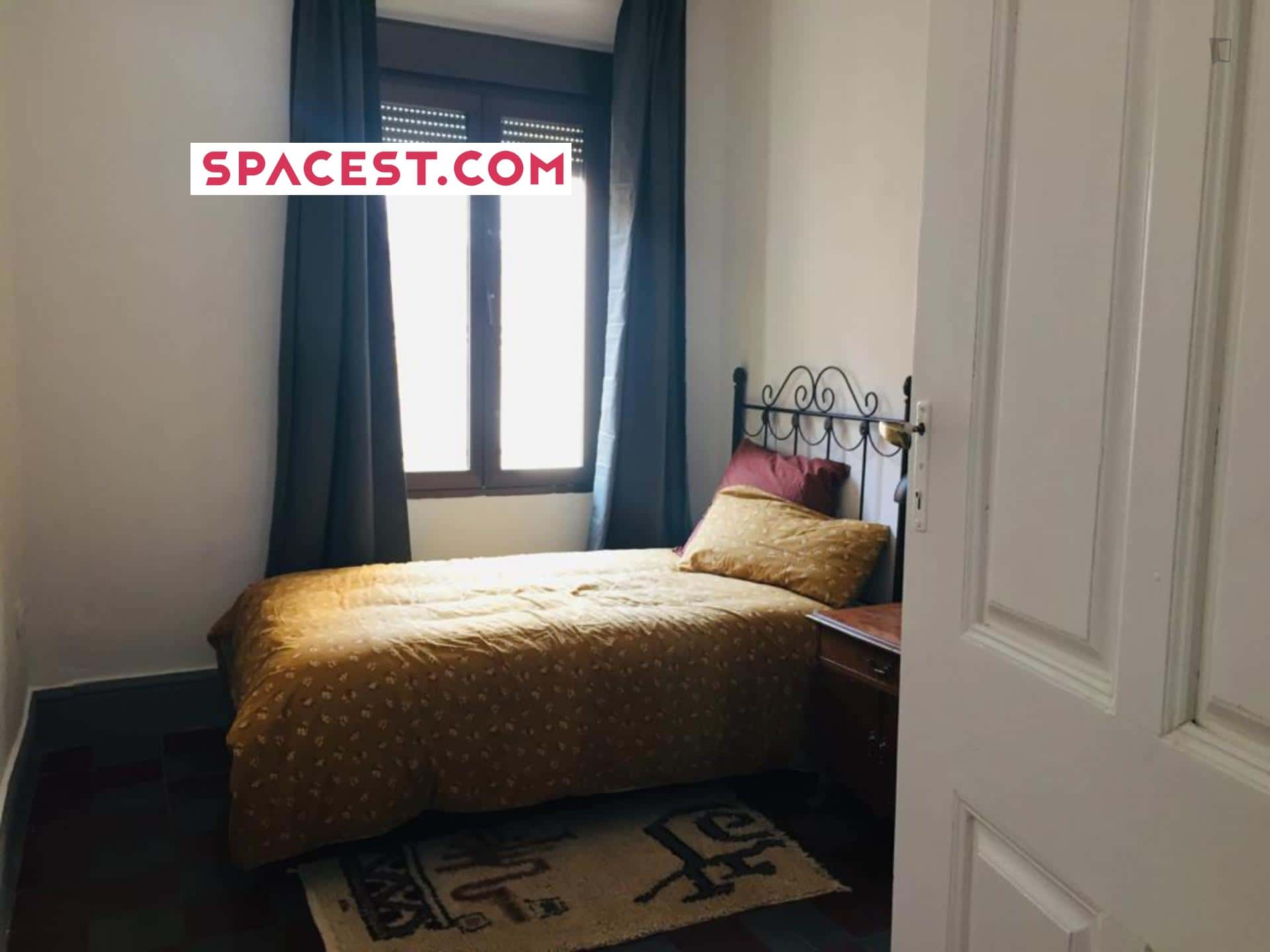 Room In Cuesta Molinos, Granada With 3 Bedrooms - 1