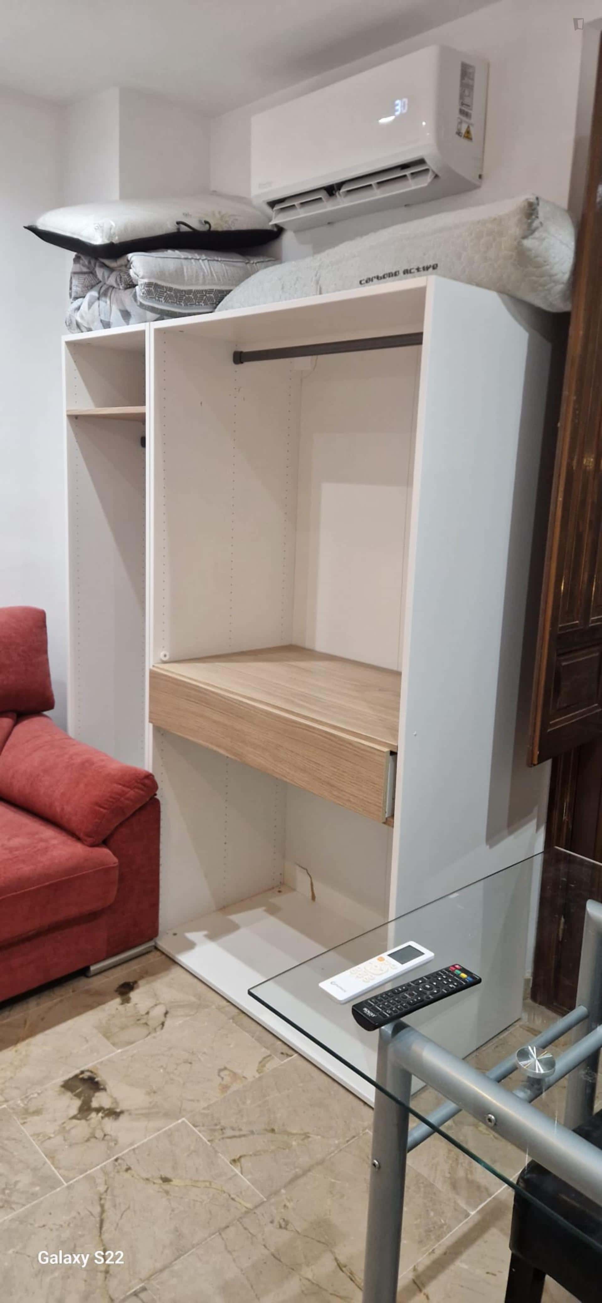 Room In Calle Elvira, Granada With 3 Bedrooms - Room in Calle Elvira, Granada with 3 bedrooms - Gallery - 1