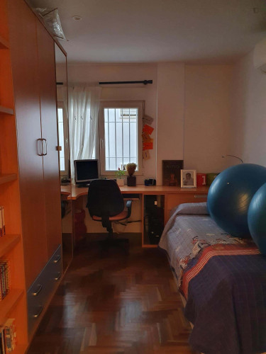 Room in Calle Alonso Quijano, Granada for 90 m² with 2 bedrooms