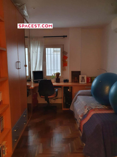 Room in Calle Alonso Quijano, Granada for 90 m² with 2 bedrooms