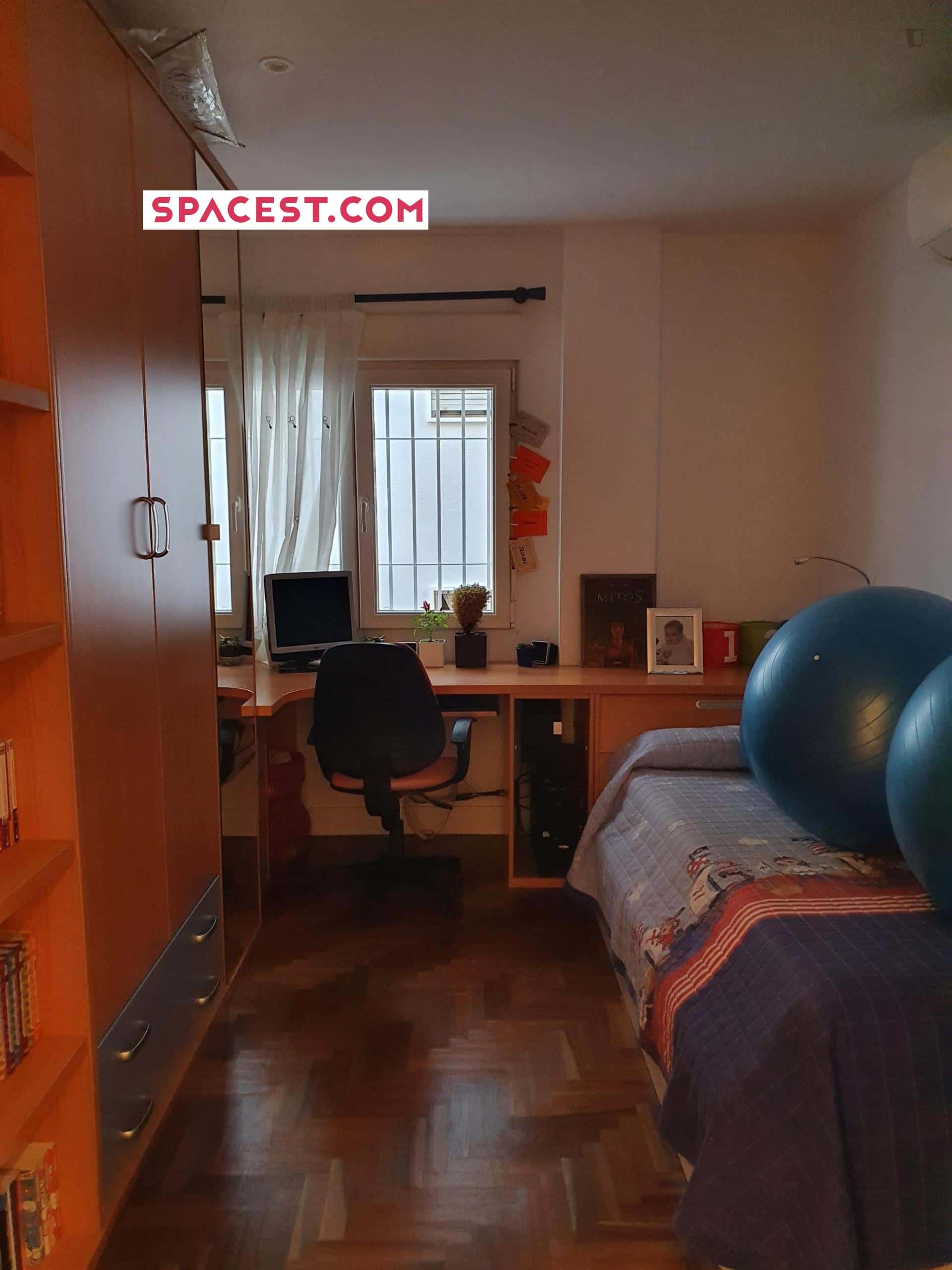 Room In Calle Alonso Quijano, Granada For 90 M² With 2 Bedrooms - 1