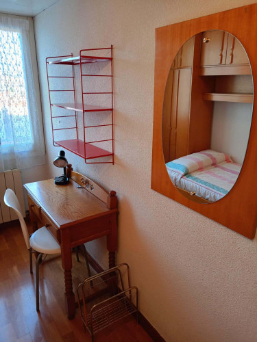 Room in Avenida de la Paz, Logroño for 110 m² with 3 bedrooms