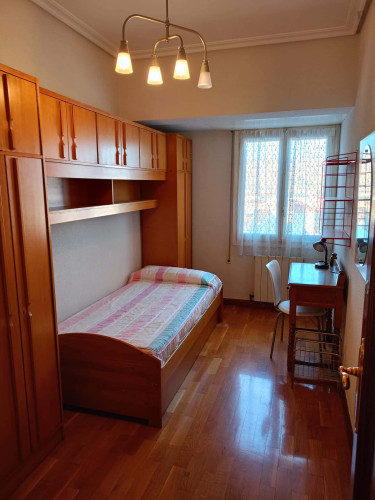 Room in Avenida de la Paz, Logroño for 110 m² with 3 bedrooms