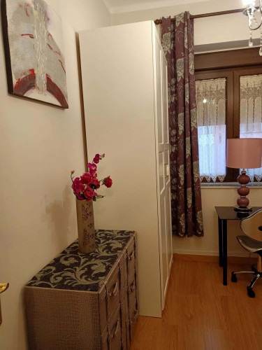 Room in Calle Campoamor, Oviedo with 5 bedrooms