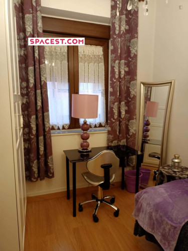 Room in Calle Campoamor, Oviedo with 5 bedrooms