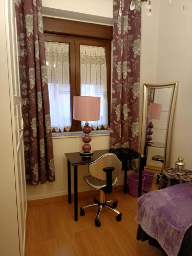 Room in Calle Campoamor, Oviedo with 5 bedrooms