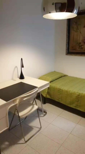 Room in Carrer de Ramiro de Maeztu, Badalona for 110 m² with 3 bedrooms