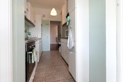Appealing single bedroom in a 4-bedroom flat, in Bonfim